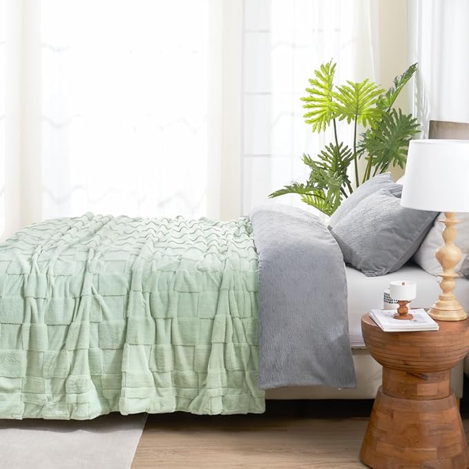 Cozy Bliss Checkered White Faux Rabbit Fur Throw Blanket, Soft Fuzzy Fluffy Minky Cream Furry Blankets for Couch, Bed (Sage Green, King(108" x 90")