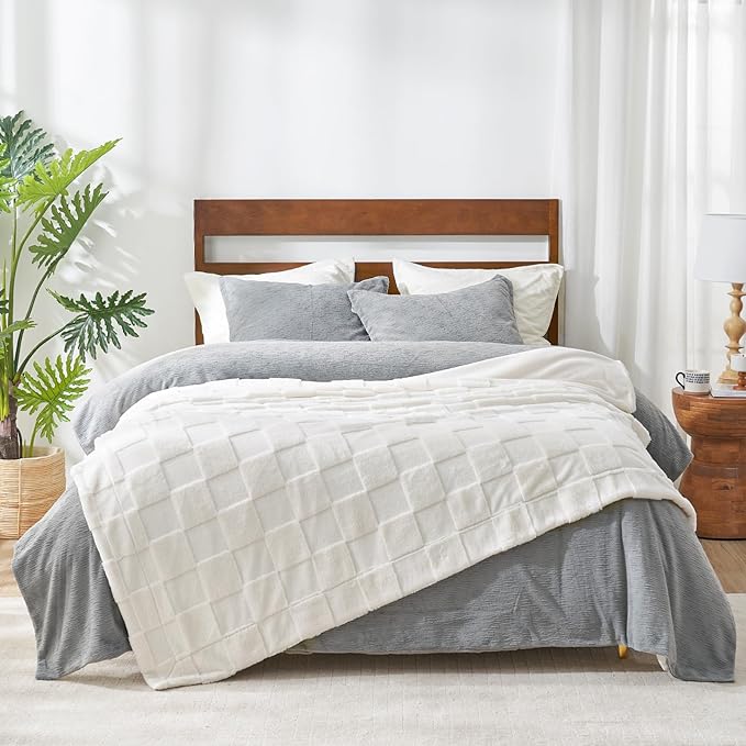 Cozy Bliss Checkered White Large Faux Rabbit Fur Twin Bed Blanket, Soft Fuzzy Fluffy Minky Cream Furry Blankets for Couch, Bed, Adults (60 * 80 Inches Ivory)