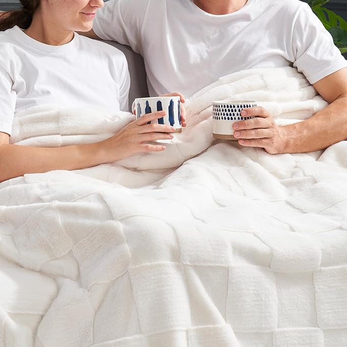 Cozy Bliss Checkered White Faux Rabbit Fur Throw Blanket, Soft Fuzzy Fluffy Minky Cream Furry Blankets for Couch, Bed (50 * 60 Inches Ivory)
